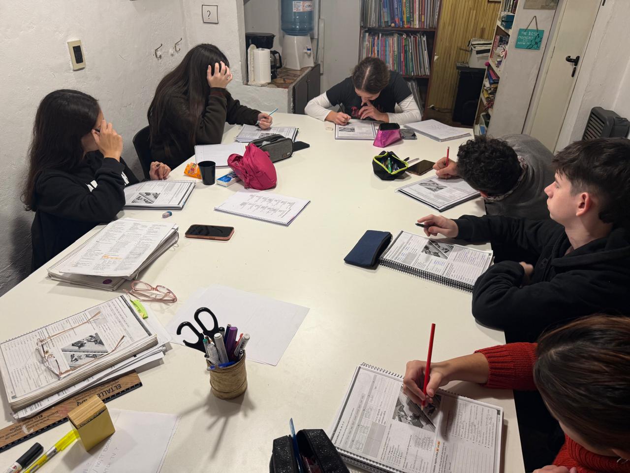 Alumnos preparando exámenes Cambridge